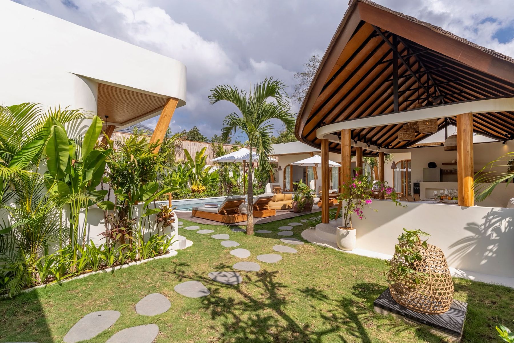 Garden and bale at Villa Suma